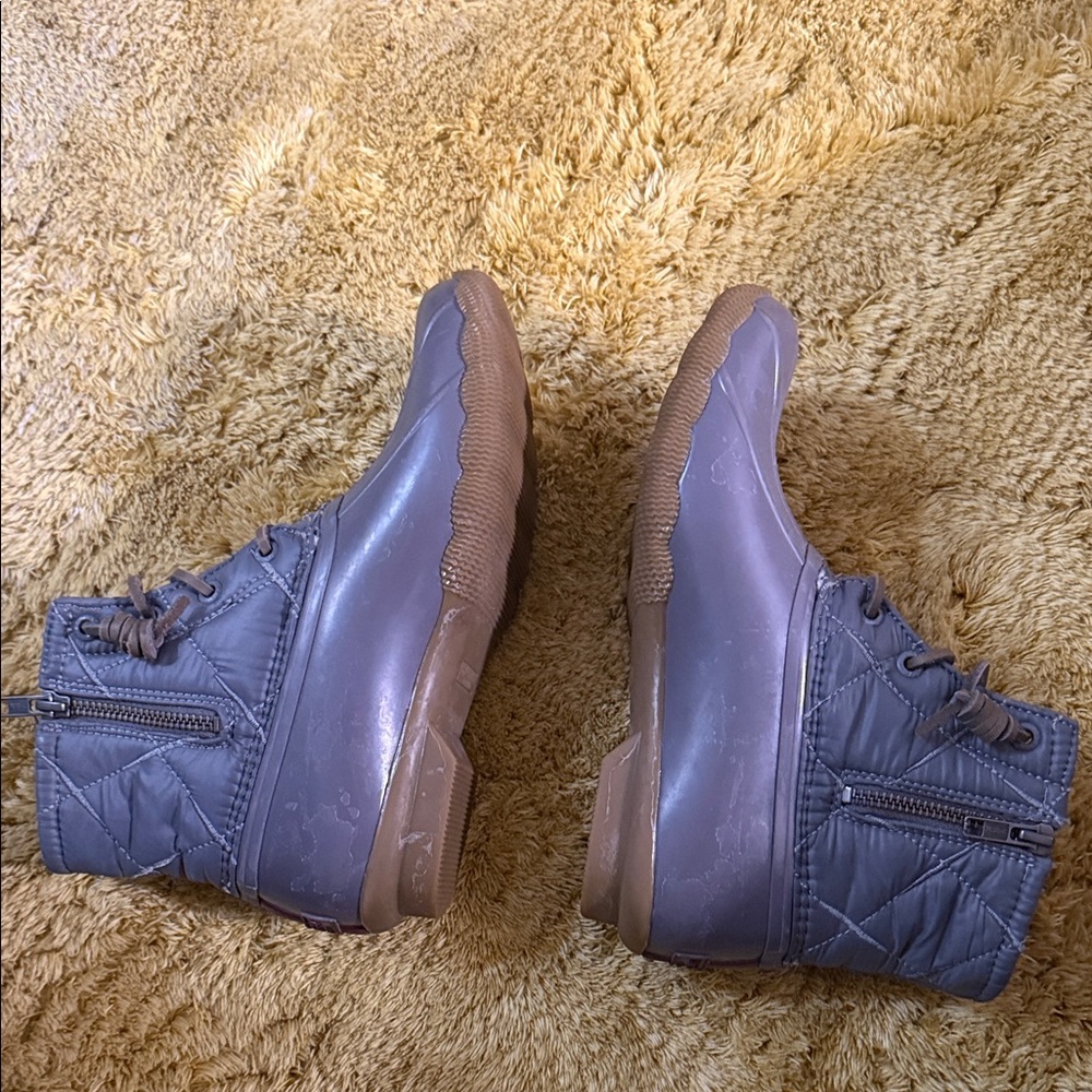 Stylish Gray Quilted Women's Boots 6.5 Sperrys - Picture 5 of 9